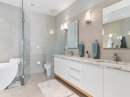 23 Ellesmere Avenue, Burnaby, BC - Indoor Photo Showing Bathroom