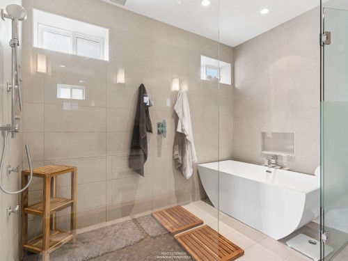 23 Ellesmere Avenue, Burnaby, BC - Indoor Photo Showing Bathroom