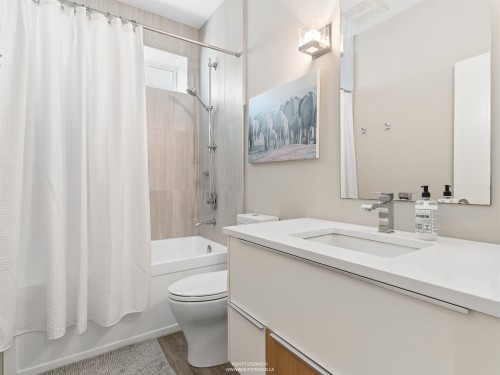 23 Ellesmere Avenue, Burnaby, BC - Indoor Photo Showing Bathroom
