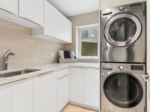 23 Ellesmere Avenue, Burnaby, BC - Indoor Photo Showing Laundry Room