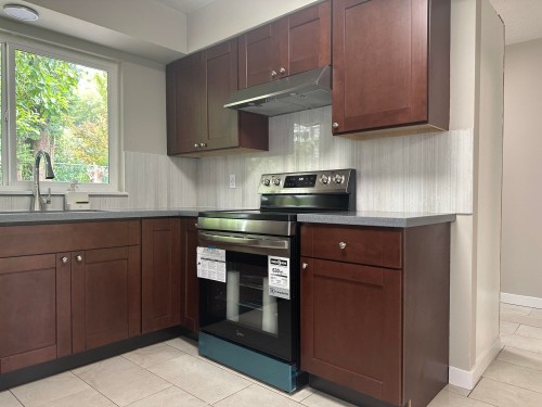 21318 121 Avenue, Maple Ridge, BC - Indoor Photo Showing Kitchen