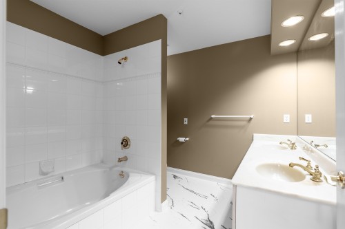 207-2985 Princess Crescent, Coquitlam, BC - Indoor Photo Showing Bathroom