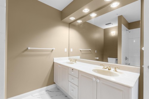 207-2985 Princess Crescent, Coquitlam, BC - Indoor Photo Showing Bathroom