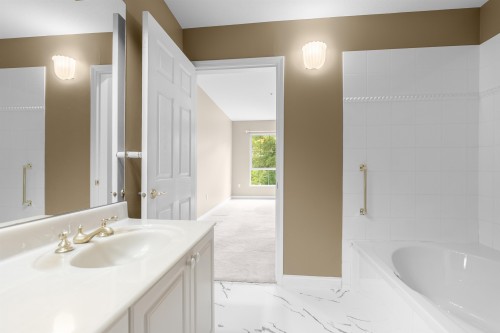 207-2985 Princess Crescent, Coquitlam, BC - Indoor Photo Showing Bathroom
