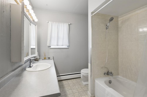 960 Cliff Avenue, Burnaby, BC - Indoor Photo Showing Bathroom