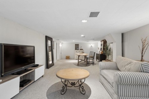 960 Cliff Avenue, Burnaby, BC - Indoor Photo Showing Living Room