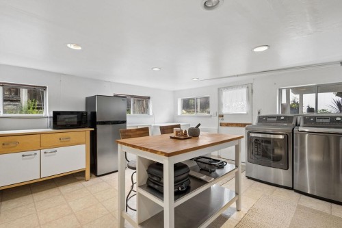 960 Cliff Avenue, Burnaby, BC - Indoor Photo Showing Kitchen