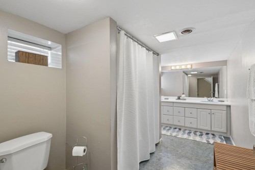 960 Cliff Avenue, Burnaby, BC - Indoor Photo Showing Bathroom