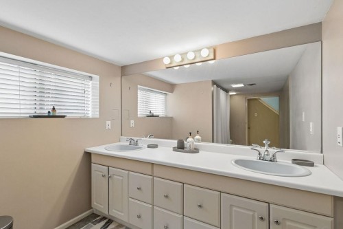 960 Cliff Avenue, Burnaby, BC - Indoor Photo Showing Bathroom