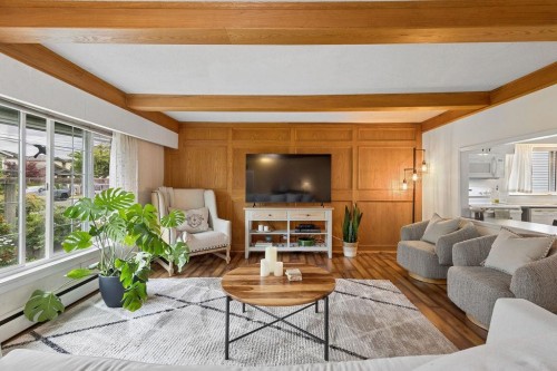 960 Cliff Avenue, Burnaby, BC - Indoor Photo Showing Living Room