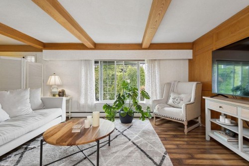 960 Cliff Avenue, Burnaby, BC - Indoor Photo Showing Living Room
