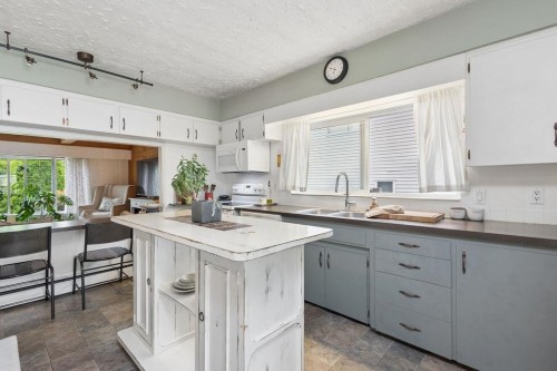 960 Cliff Avenue, Burnaby, BC - Indoor Photo Showing Kitchen With Double Sink