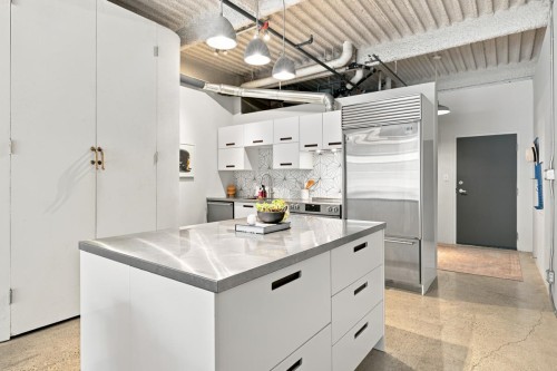 303-237 4Th Avenue E, Vancouver, BC - Indoor Photo Showing Kitchen