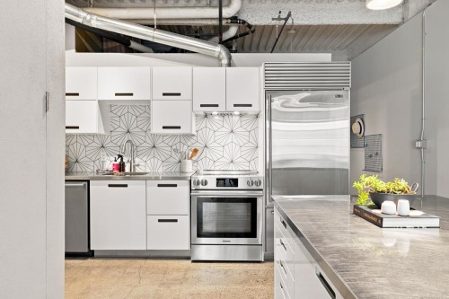 303-237 4Th Avenue E, Vancouver, BC - Indoor Photo Showing Kitchen With Upgraded Kitchen