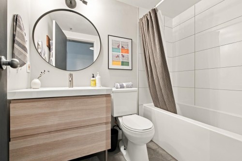 303-237 4Th Avenue E, Vancouver, BC - Indoor Photo Showing Bathroom