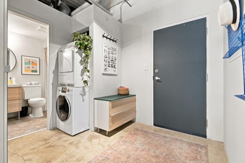 303-237 4Th Avenue E, Vancouver, BC - Indoor Photo Showing Laundry Room