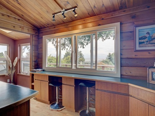 4717 Laurel Avenue, Sechelt, BC - Indoor