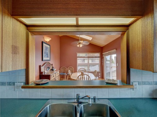 4717 Laurel Avenue, Sechelt, BC - Indoor Photo Showing Kitchen With Double Sink