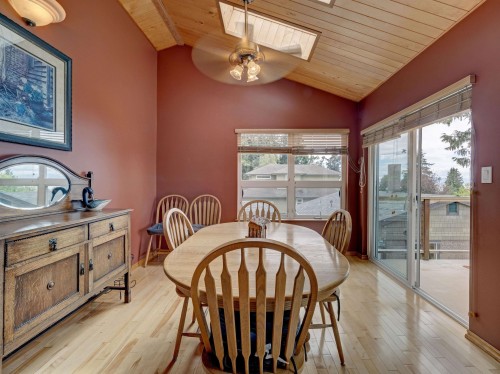 4717 Laurel Avenue, Sechelt, BC - Indoor Photo Showing Dining Room