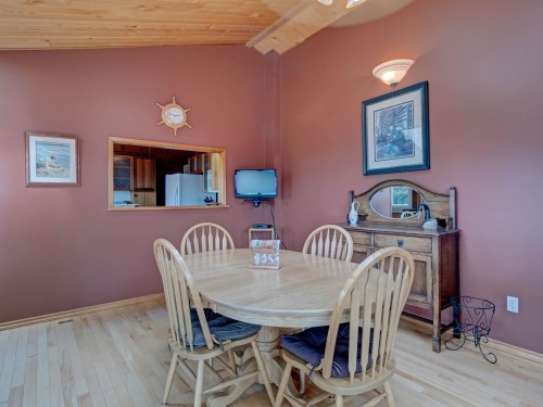 4717 Laurel Avenue, Sechelt, BC - Indoor Photo Showing Dining Room