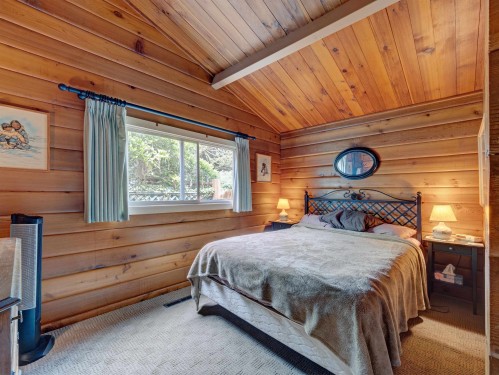 4717 Laurel Avenue, Sechelt, BC - Indoor Photo Showing Bedroom