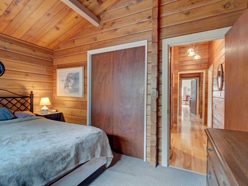 4717 Laurel Avenue, Sechelt, BC - Indoor Photo Showing Bedroom
