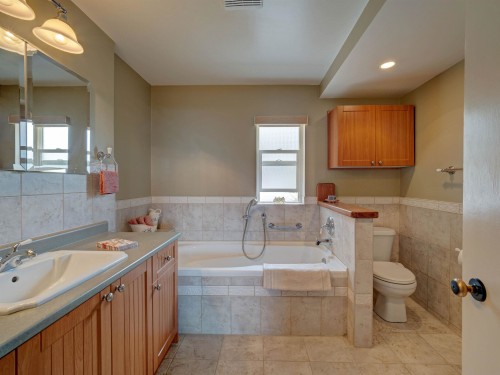 4717 Laurel Avenue, Sechelt, BC - Indoor Photo Showing Bathroom