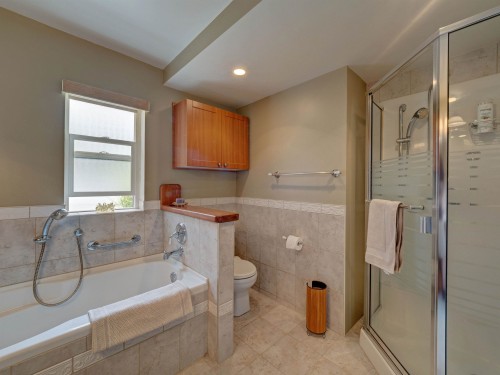 4717 Laurel Avenue, Sechelt, BC - Indoor Photo Showing Bathroom