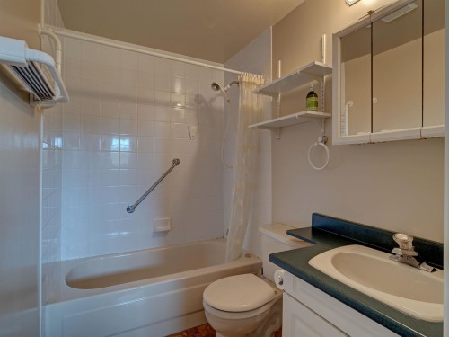 4717 Laurel Avenue, Sechelt, BC - Indoor Photo Showing Bathroom