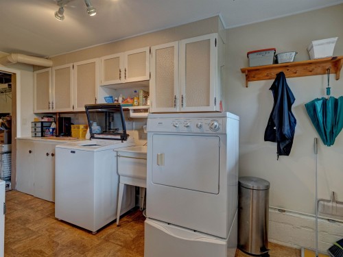 4717 Laurel Avenue, Sechelt, BC - Indoor