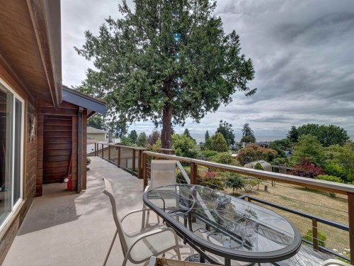4717 Laurel Avenue, Sechelt, BC - Outdoor