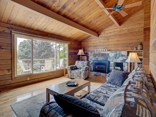 4717 Laurel Avenue, Sechelt, BC - Indoor Photo Showing Living Room With Fireplace