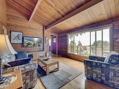 4717 Laurel Avenue, Sechelt, BC - Indoor Photo Showing Living Room