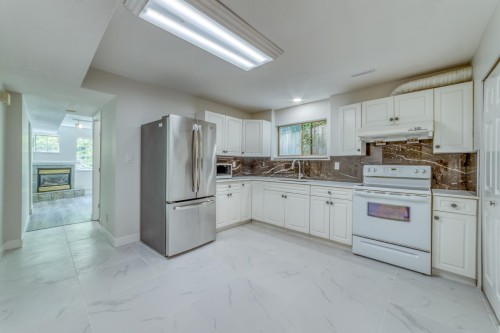 104 Ravine Drive, Port Moody, BC - Indoor Photo Showing Kitchen