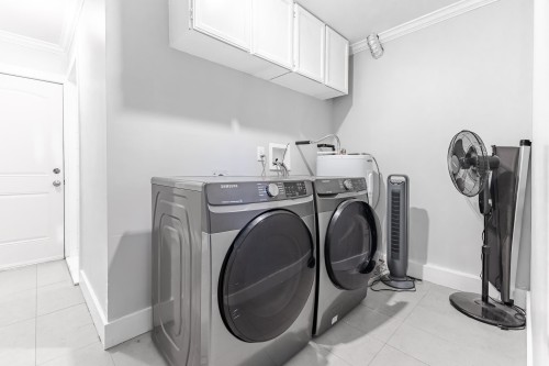 6470 Sheridan Road, Richmond, BC - Indoor Photo Showing Laundry Room