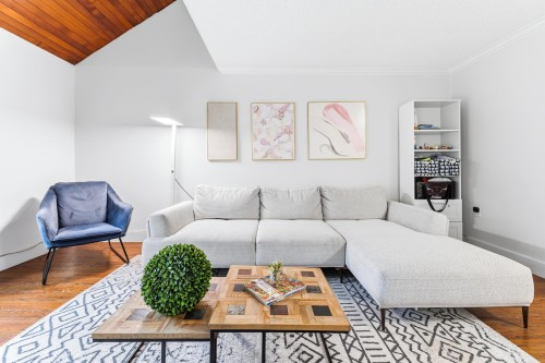 6470 Sheridan Road, Richmond, BC - Indoor Photo Showing Living Room