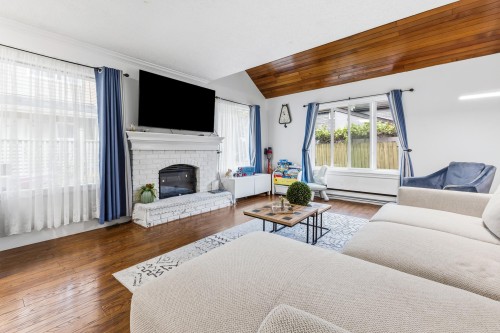 6470 Sheridan Road, Richmond, BC - Indoor Photo Showing Living Room With Fireplace