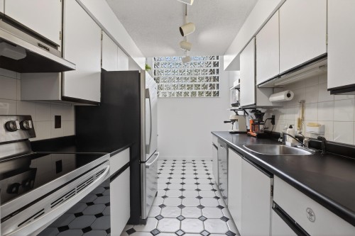 526 Cardiff Way, Port Moody, BC - Indoor Photo Showing Kitchen