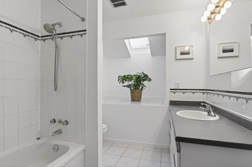 526 Cardiff Way, Port Moody, BC - Indoor Photo Showing Bathroom