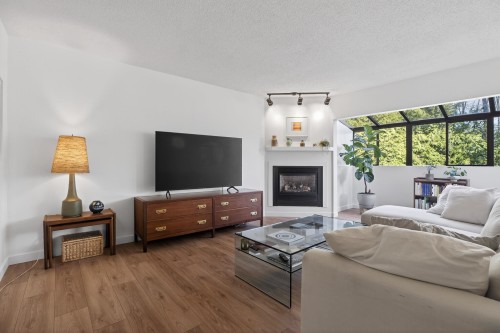 526 Cardiff Way, Port Moody, BC - Indoor Photo Showing Living Room With Fireplace