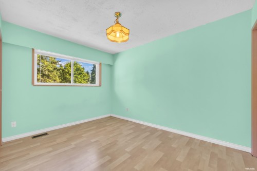 1749 Dorset Avenue, Port Coquitlam, BC - Indoor Photo Showing Other Room