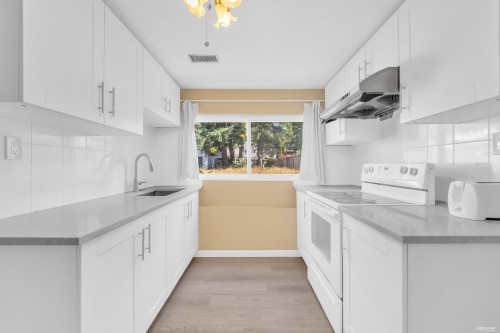 1749 Dorset Avenue, Port Coquitlam, BC - Indoor Photo Showing Kitchen