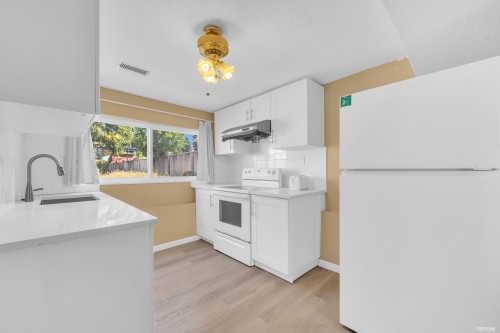 1749 Dorset Avenue, Port Coquitlam, BC - Indoor Photo Showing Kitchen
