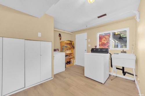 1749 Dorset Avenue, Port Coquitlam, BC - Indoor Photo Showing Laundry Room