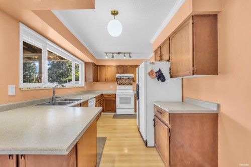 1749 Dorset Avenue, Port Coquitlam, BC - Indoor Photo Showing Kitchen With Double Sink