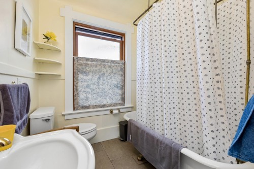 534 7Th Street E, North Vancouver, BC - Indoor Photo Showing Bathroom