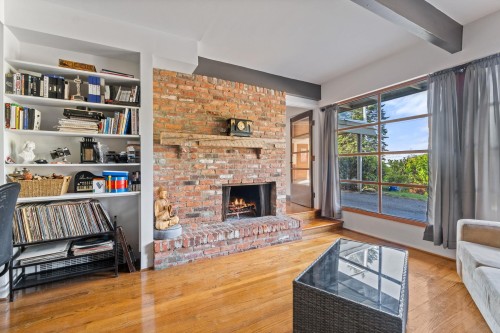 442 Monteray Avenue, North Vancouver, BC - Indoor Photo Showing Living Room With Fireplace