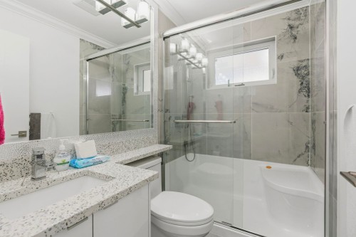 8378 12Th Avenue, Burnaby, BC - Indoor Photo Showing Bathroom