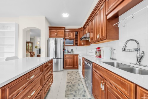 25-5298 Oakmount Crescent, Burnaby, BC - Indoor Photo Showing Kitchen With Double Sink