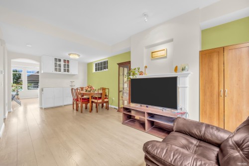 25-5298 Oakmount Crescent, Burnaby, BC - Indoor Photo Showing Living Room